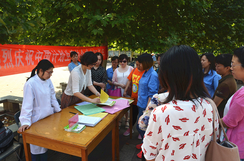 1500454313356647.jpg 公司計(jì)生協(xié)會(huì)開展宣傳服務(wù)活動(dòng)_副本.jpg